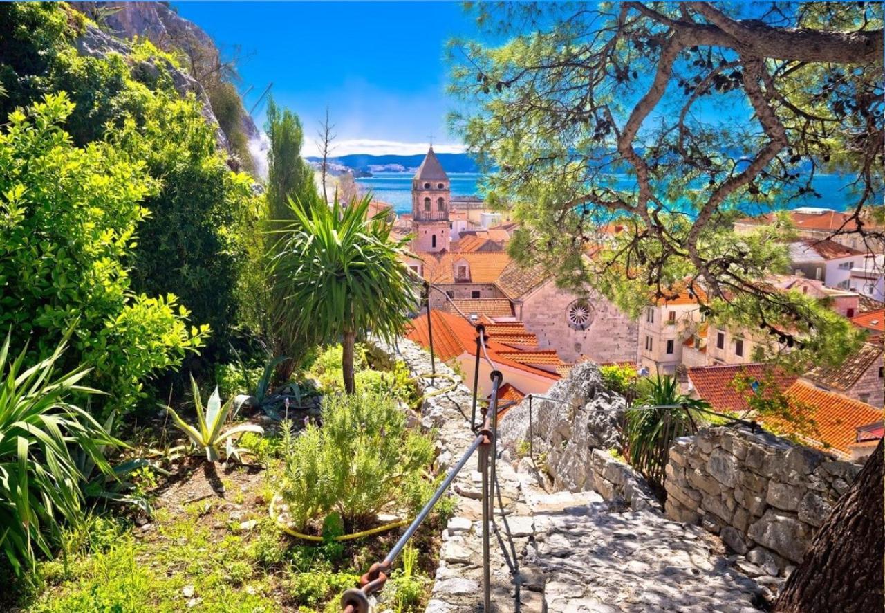 Central Alley Omis Bagian luar foto